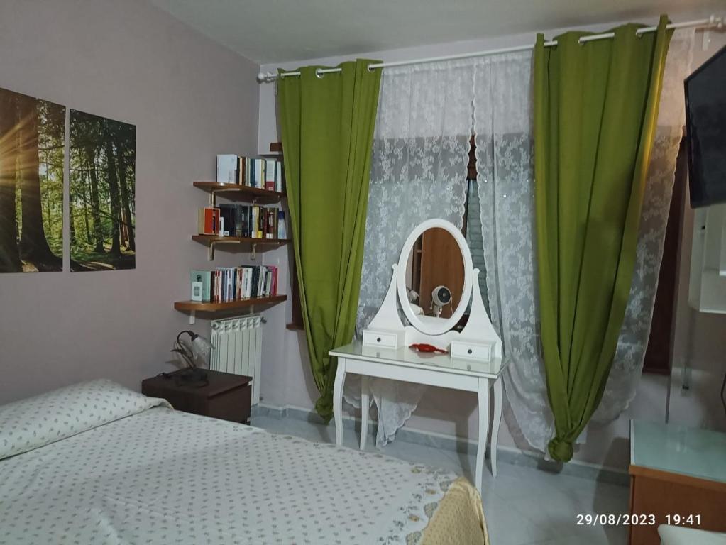 Fonte Nuovala casa che vorresti的一间卧室配有一张床和一个带镜子的梳妆台