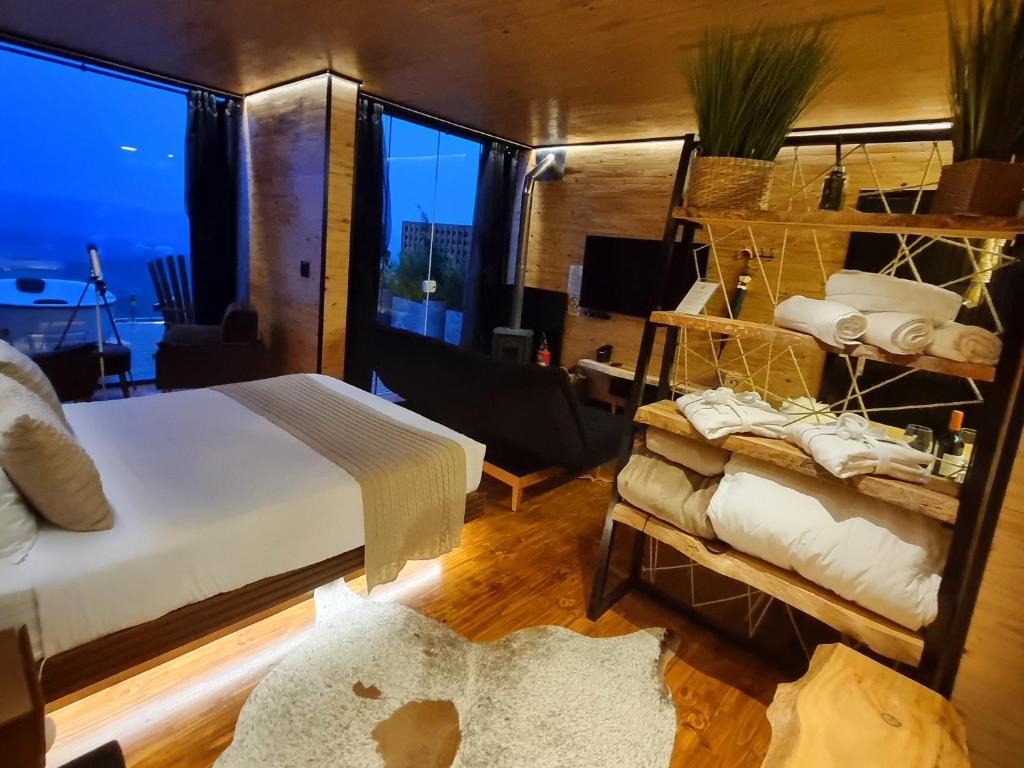 坎巴拉Parador dos Canyons的一间卧室配有一张床和一个枕头架