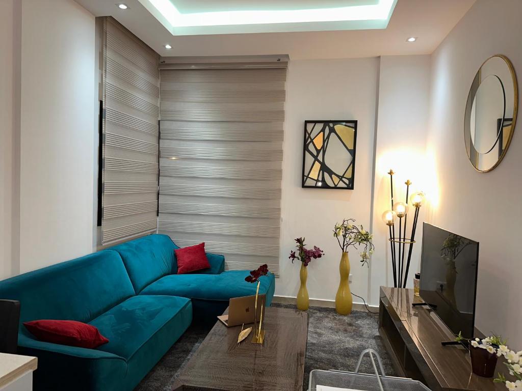 布拉柴维尔SYN - Corniche的客厅配有蓝色的沙发和电视