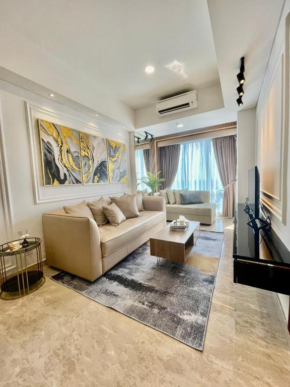 棉兰Insta-worthy staycation at 2BR luxury Apt - Podomoro Empire Tower的带沙发和电视的客厅