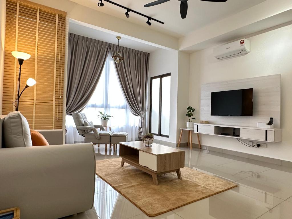 马六甲Bali Residence Melaka near Jonker Street的带沙发和电视的客厅