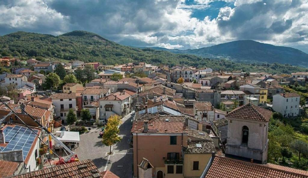 RoccasicuraVico Gioia的享有以山脉为背景的小镇美景。