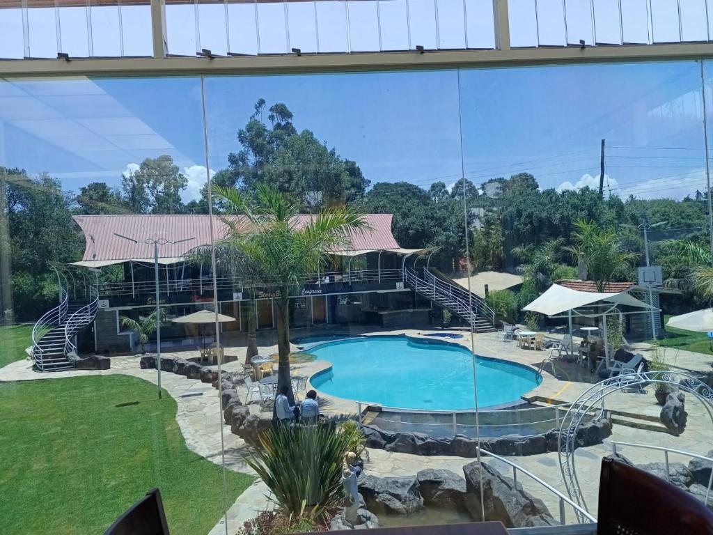 纳库鲁Brooks Lodge的享有度假村游泳池的景色