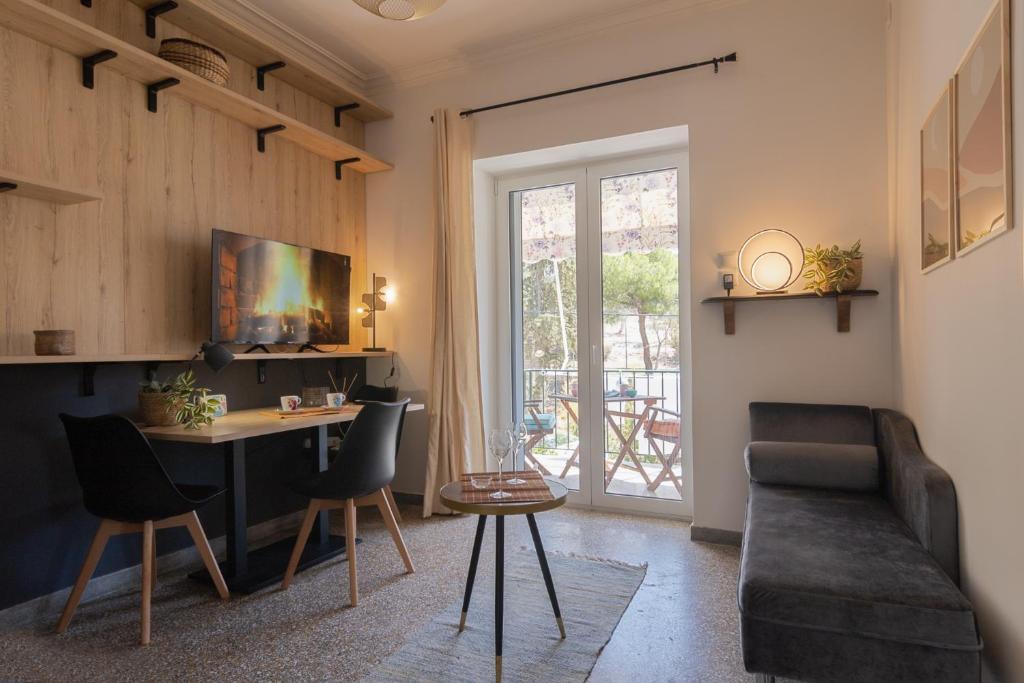 雅典Vivid Stays Petralona的客厅配有桌椅和沙发