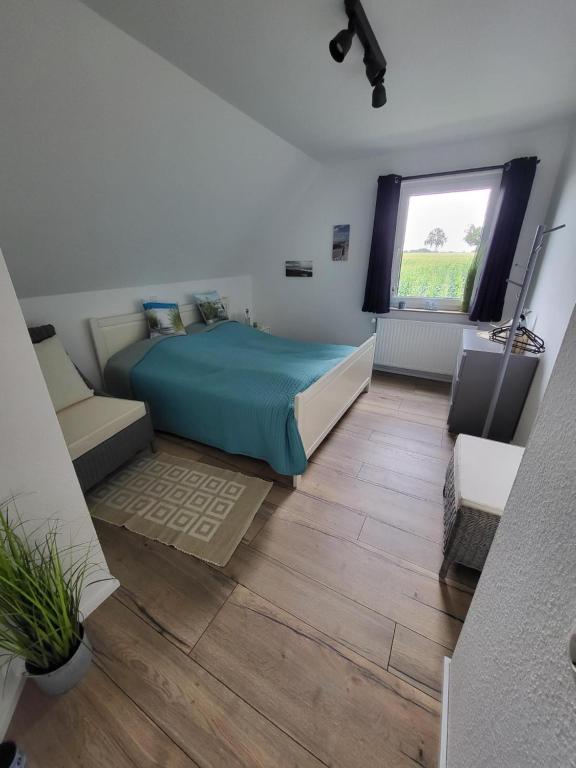 EimkeFerienwohnung am Thonhopsberg的一间卧室设有一张床和一个窗口