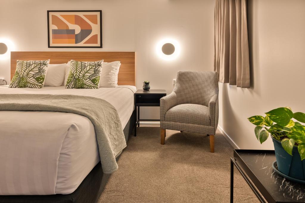 奥克兰贝斯韦斯特纽兹马肯特酒店及套房的酒店客房,配有两张床和椅子