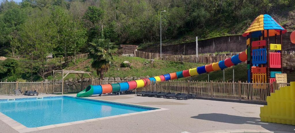 罗纳河畔的图尔农Camping les Sables的游乐场上带滑梯的大型游泳池