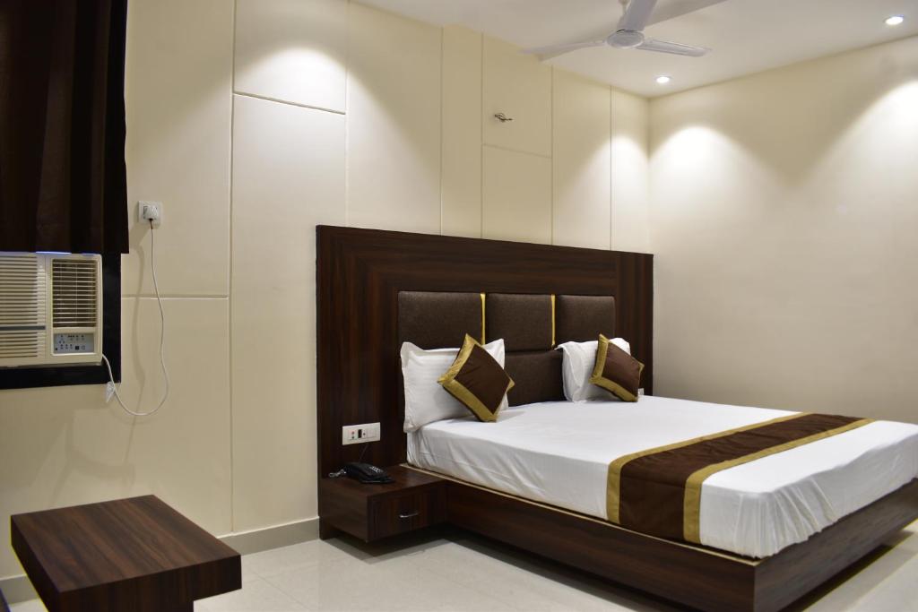 加雅Hotel Kusum Palace的一间卧室配有一张大床和一张桌子