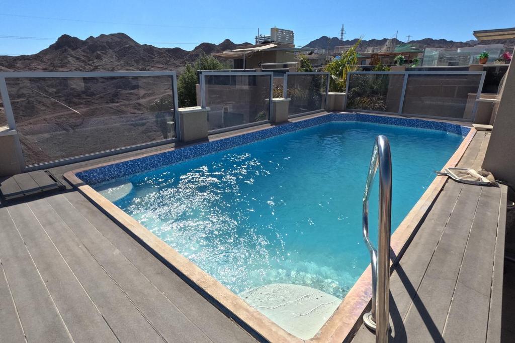 埃拉特YalaRent Villa Dolina with private pool的房屋顶部的游泳池