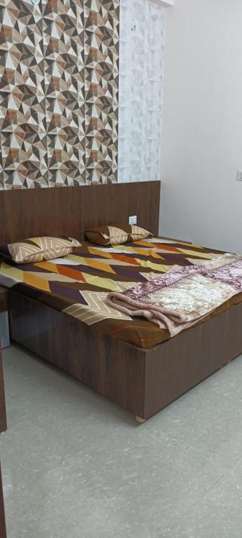 马图拉Shree shyam kunj Home stay的一张木架床