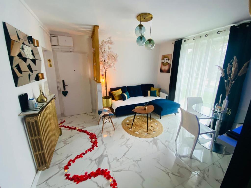 普瓦西Exotic spa的一间客厅,地板上设有红色的带子