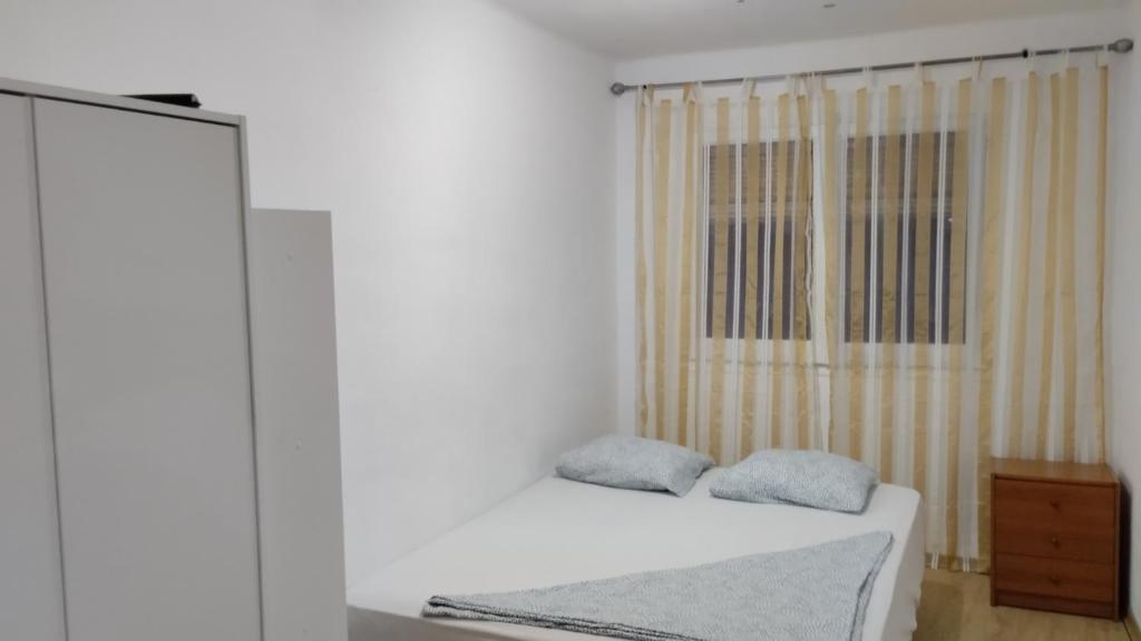 巴达洛纳metro La Salut的一间卧室配有一张带两个枕头的床