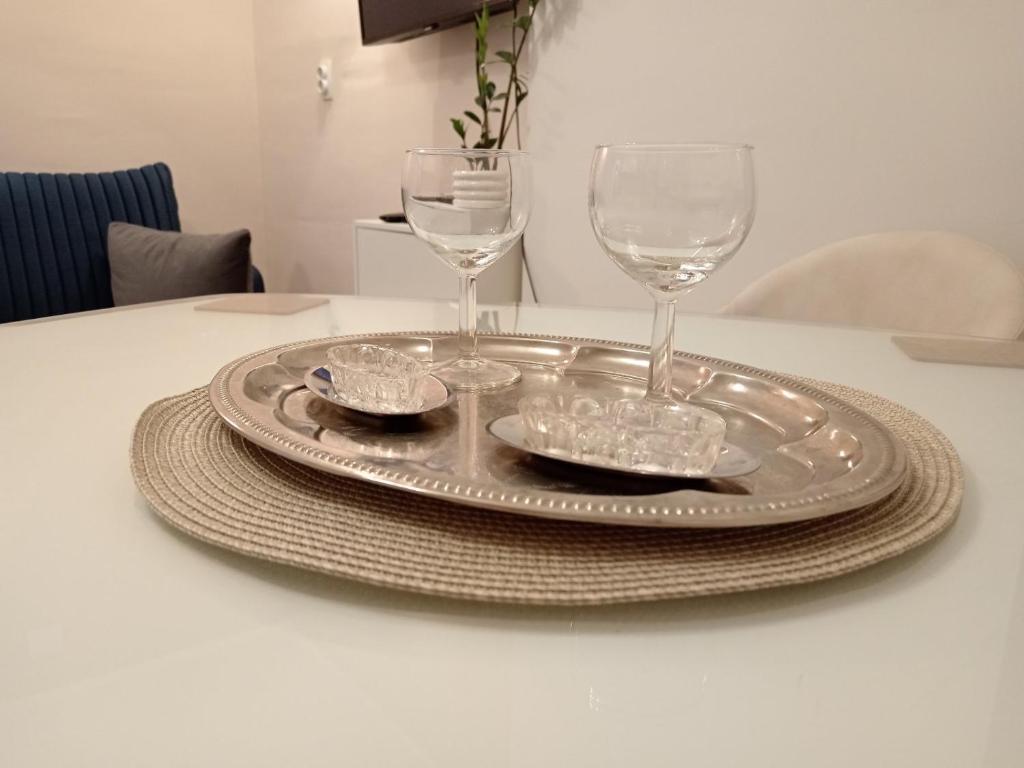 皮罗特Red Square Apartment的桌上有两杯酒的银盘