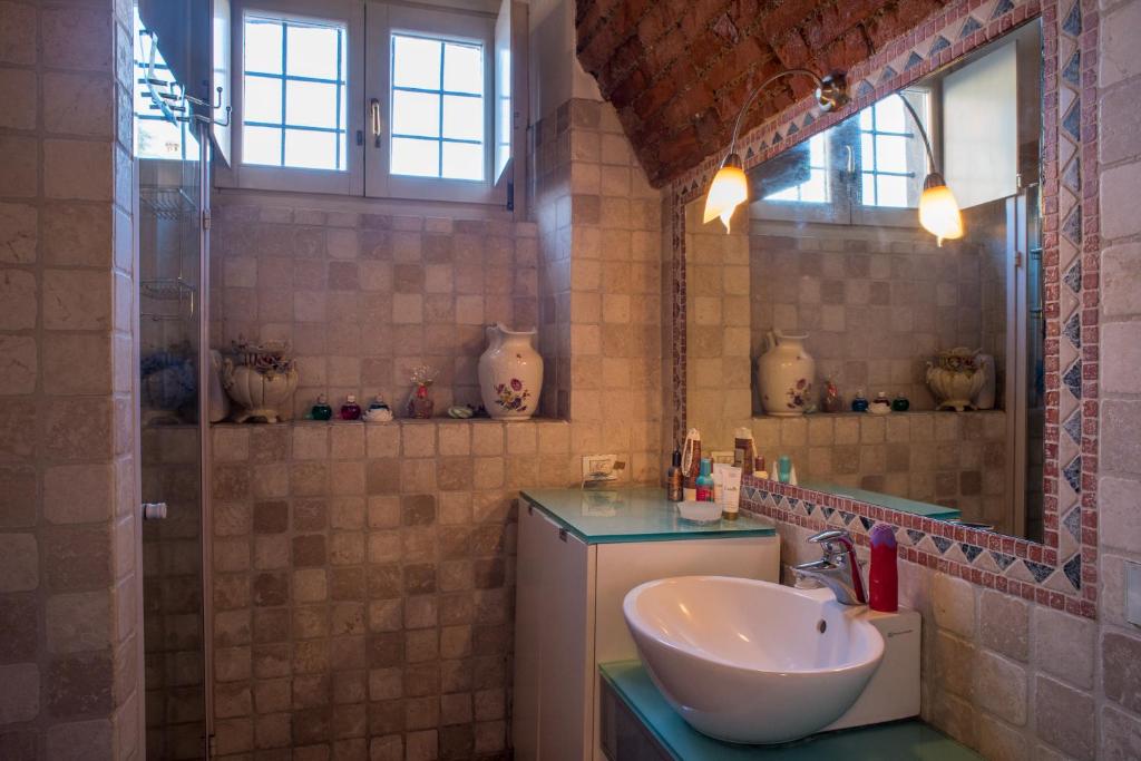 斯泰扎诺CASA DI LUCA的一间带水槽和镜子的浴室