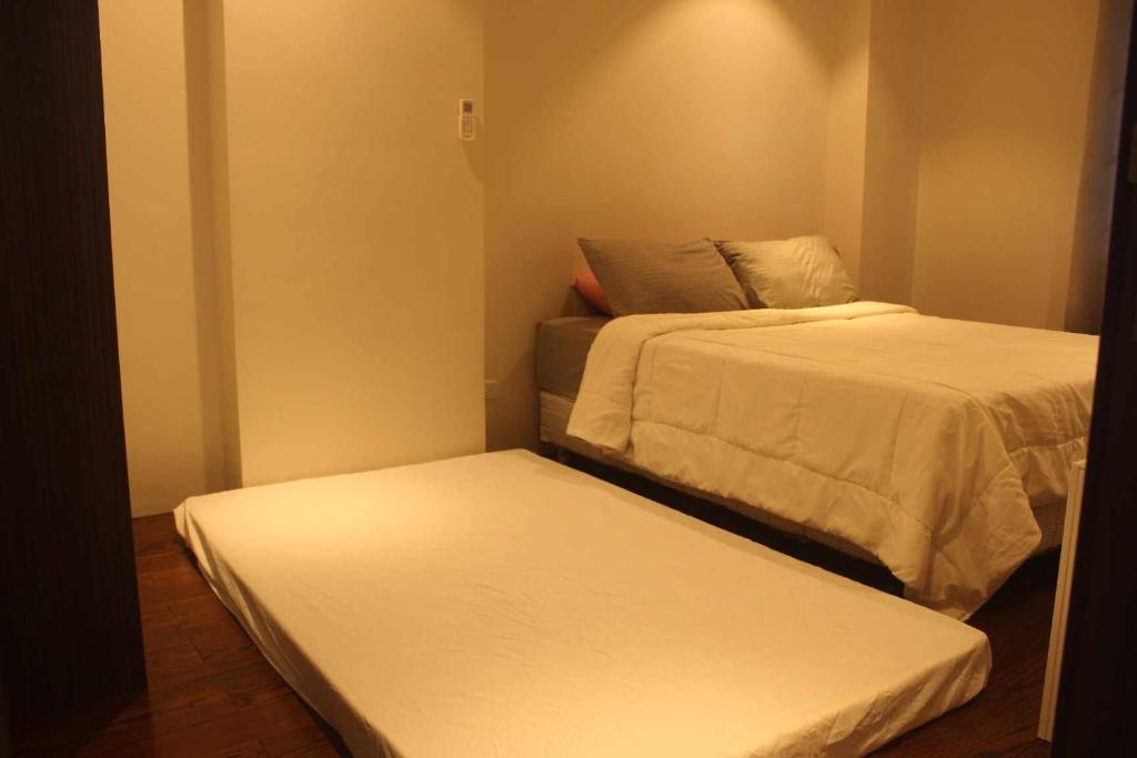 Maribagofamily vacation accomodation的小型客房 - 带两张床垫