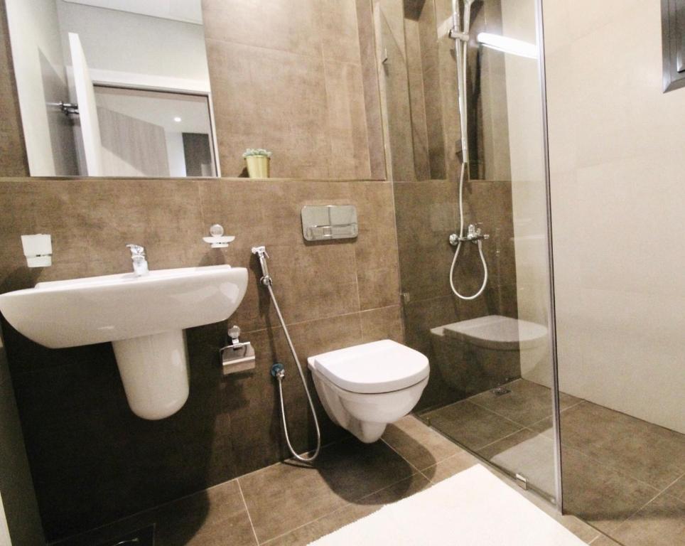 科威特Nakheel Residence Sabah Alsalem by House living的浴室配有卫生间、盥洗盆和淋浴。