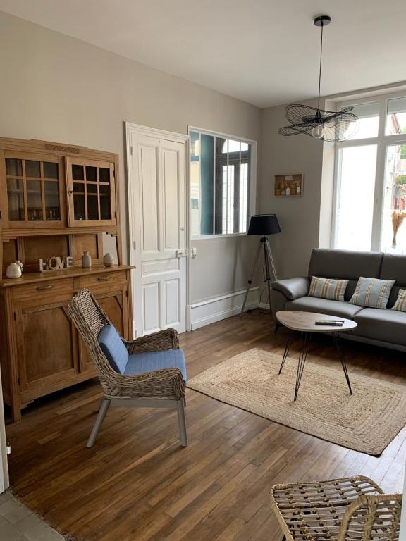 阿尔贝COTTAGE DU PARC的客厅配有沙发和椅子
