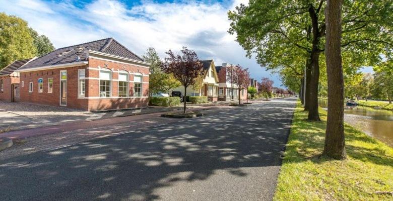斯塔茨卡纳尔Het Schuurhuis的一条有房屋和树木的空的街道