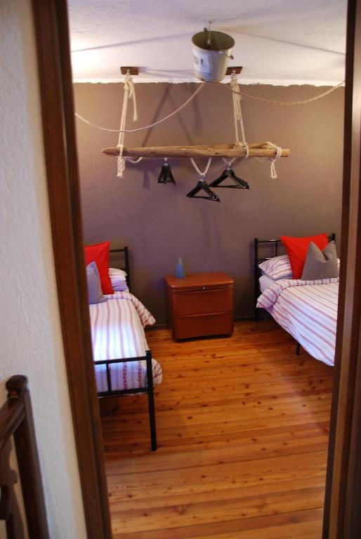 努斯Cà Mia的双床间,铺有木地板