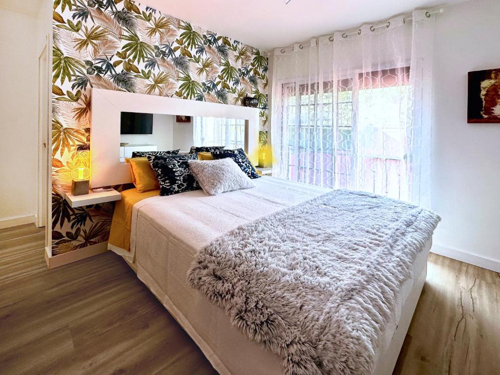 塔瓦伊瓦El Risco的一间卧室设有一张大床和一个窗户。