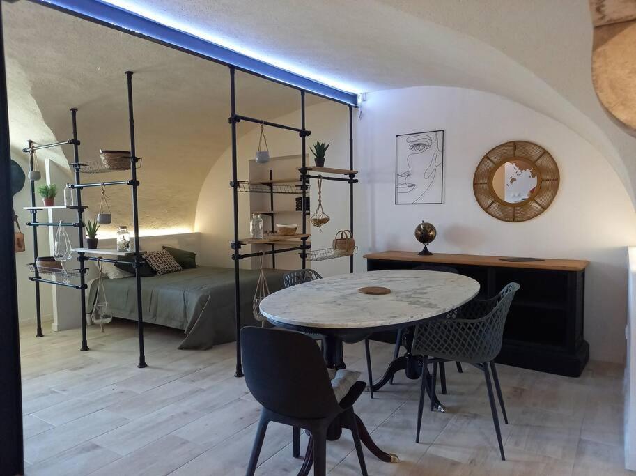 蒙布舍叙尔雅布龙Le studio de Diane - Terrasse et Parking -的配有桌椅和床的房间