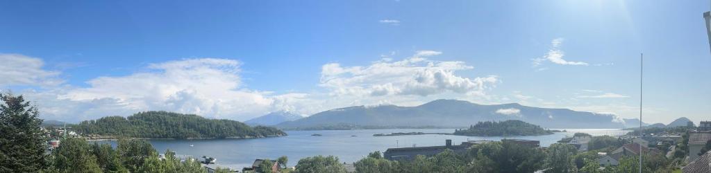 奥勒松Nørvegata 64的享有以山脉为背景的湖泊美景