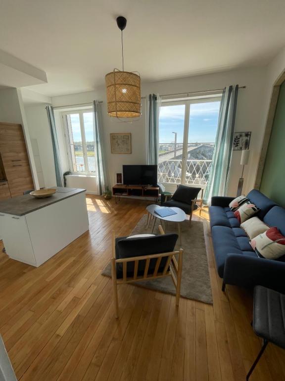 日安L'Herboriste - Appartements meublés的客厅配有沙发和桌子