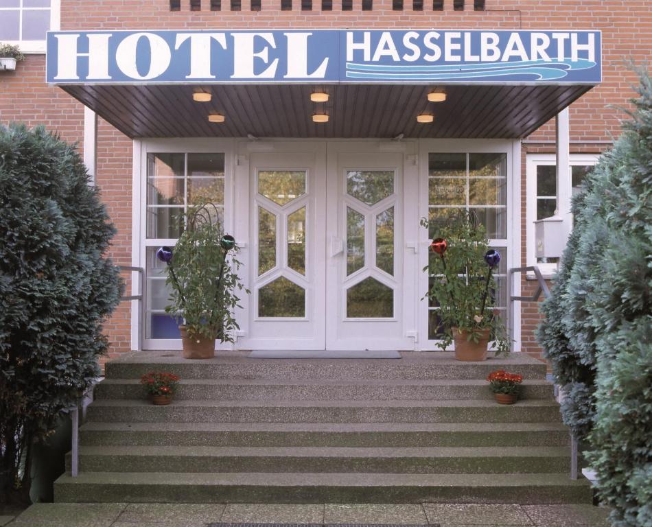伯格奥夫费马恩哈瑟尔巴特酒店的门前设有楼梯的酒店 ⁇ 子
