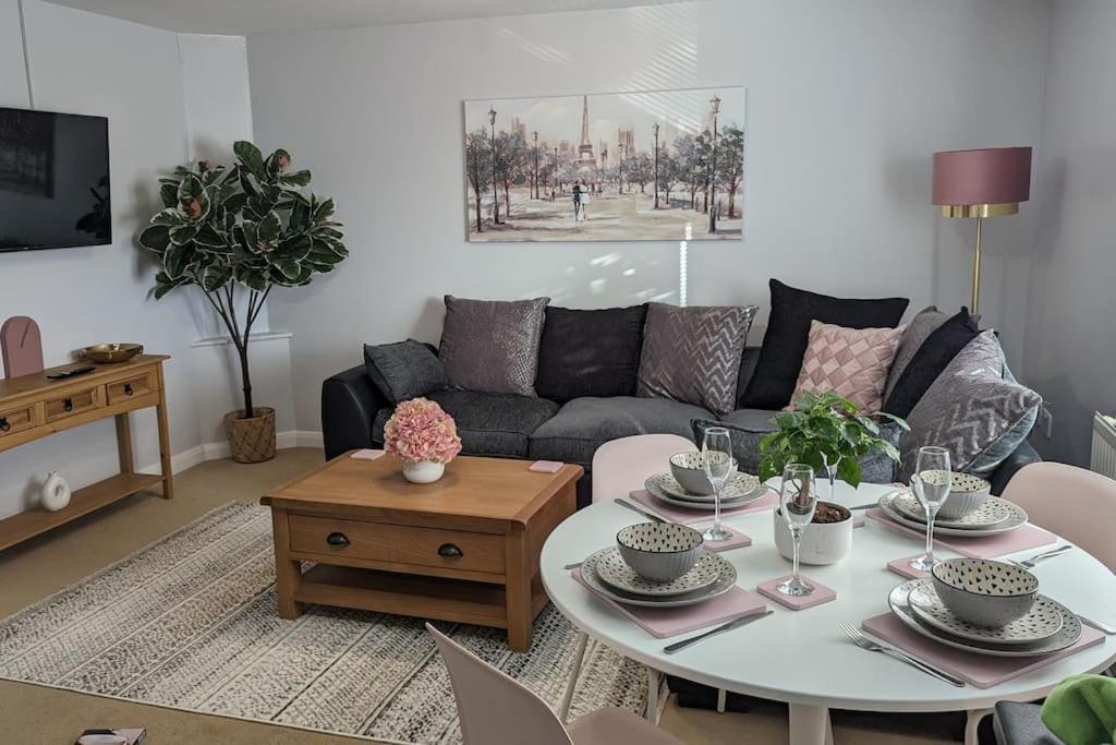 牛津Turtle Dove Apartment的客厅配有桌子和沙发