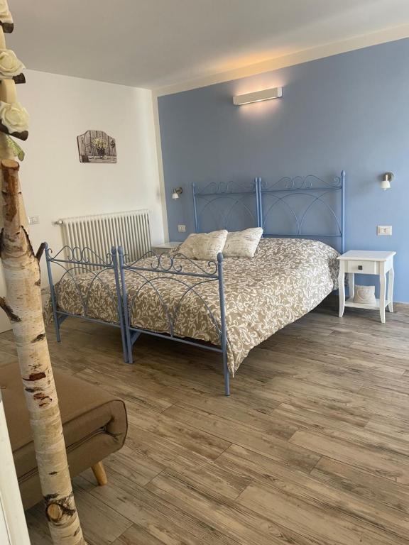 科利科Corte del Lago的一间卧室配有一张床,铺有木地板