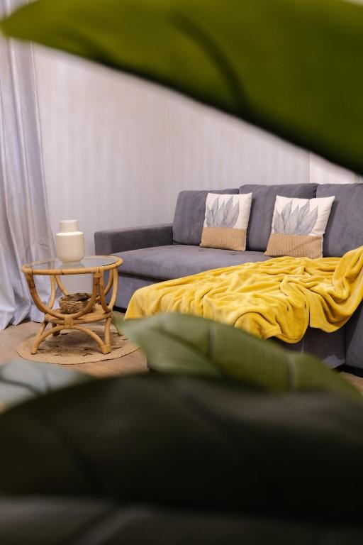 DucosRésidence Terre et Passion的一张带黄色毯子和桌子的床