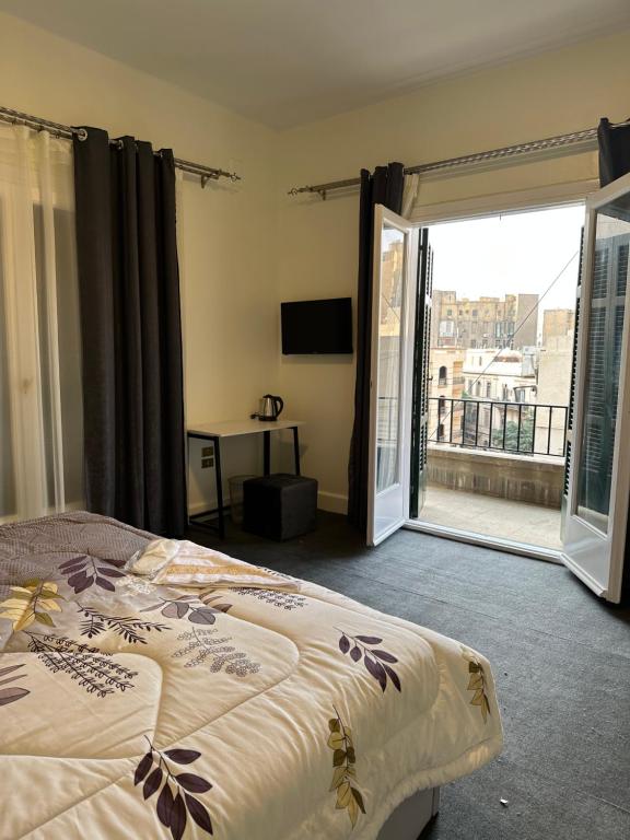 开罗Quiet room downtown的一间卧室设有一张床和一个大型滑动玻璃门