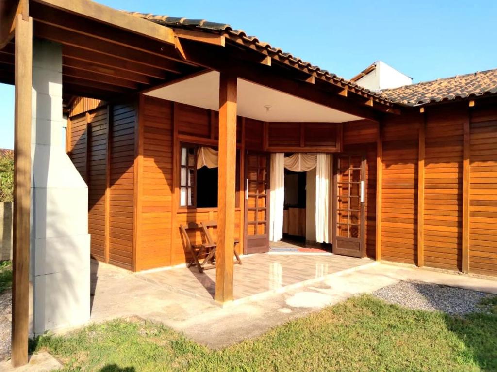 瓜拉图巴Casa Colonial em Guaratuba, próximo a praia的大型木屋 - 带天井