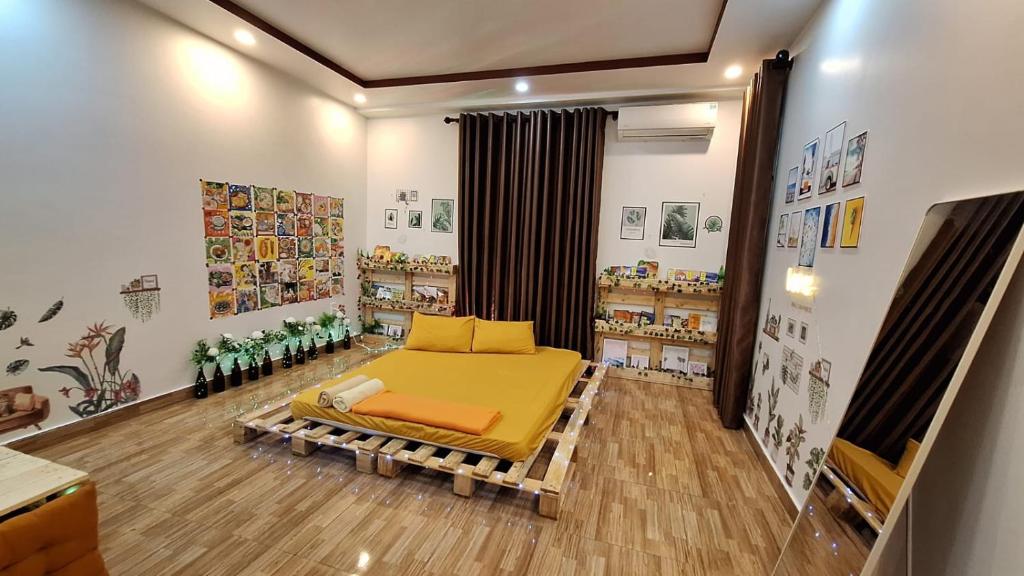 海防Mihome的儿童间,配有一张床和一个书架