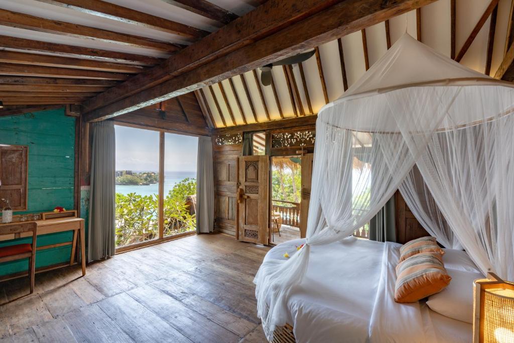 蓝梦岛Morin Resort的一间卧室配有一张带天蓬的床