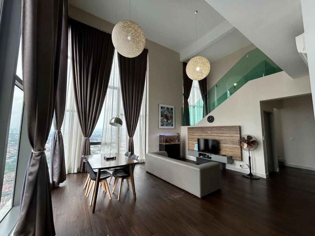 Bandar Baru BangiINAP DESA EVO BANGI的客厅配有沙发和桌子