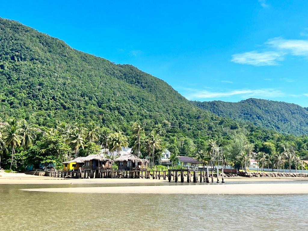 富国Freedom Beach Resort的山地海滩上的度假村