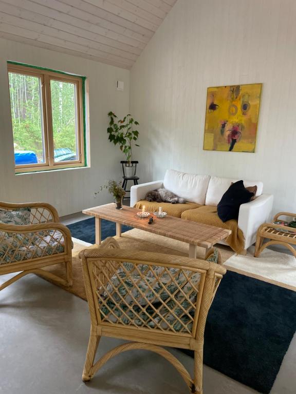 BovallstrandNybyggd villa i mysiga Bovallstrand的客厅配有沙发和桌子