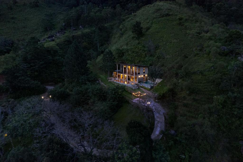 哈普特莱The Capoe House的夜晚在山丘上的房子的空中景色