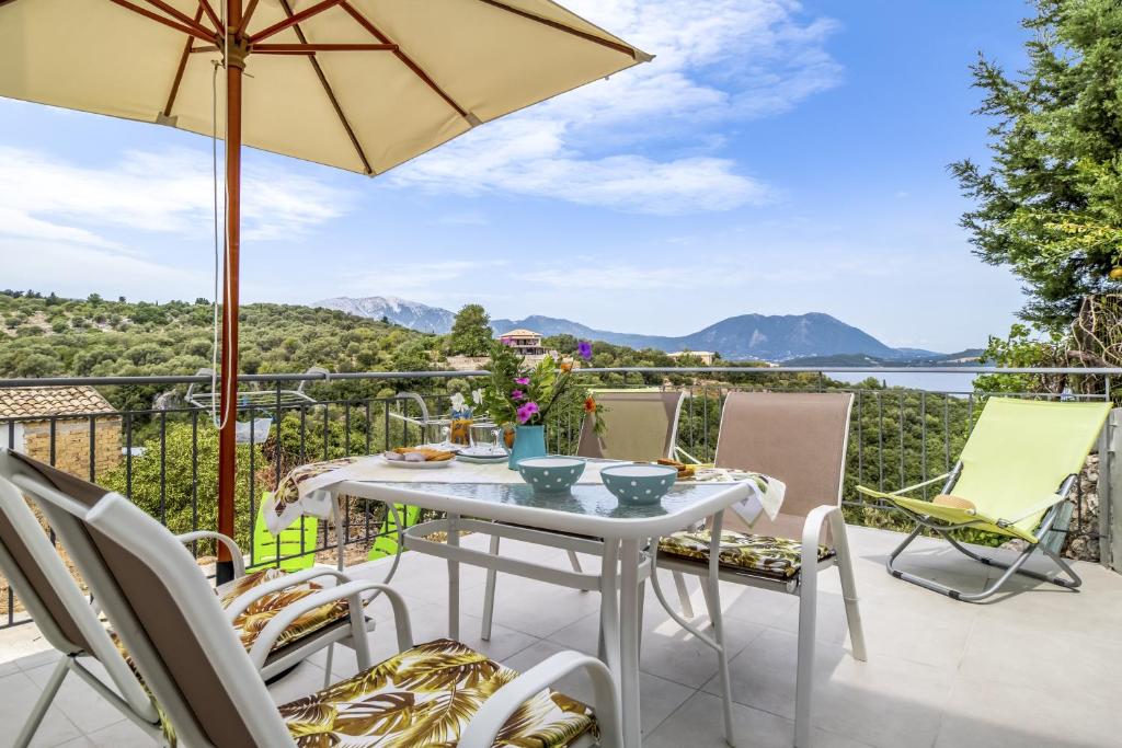 梅加尼西岛Scorpios View Meganisi的一个带桌椅的庭院,享有水景