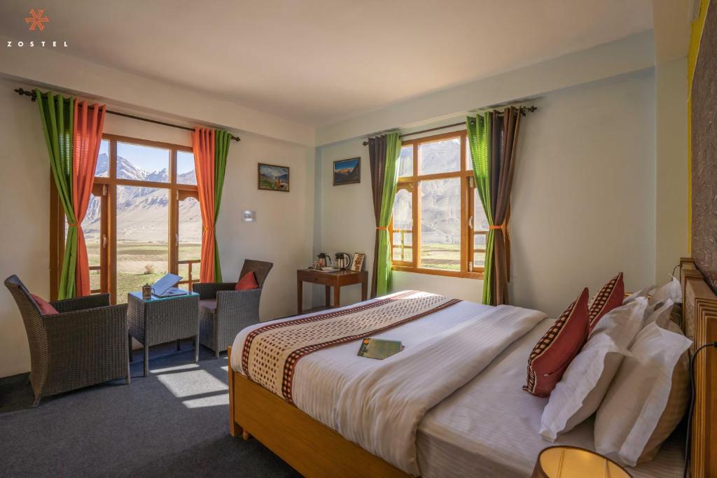 加沙左思特尔斯皮蒂旅舍的卧室配有一张床、一张书桌和窗户。