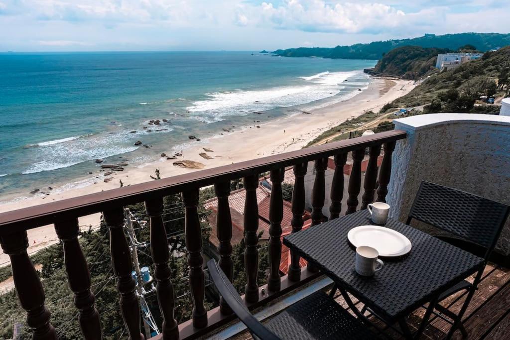 Harada白浜大洋マンション的海滩景阳台桌子