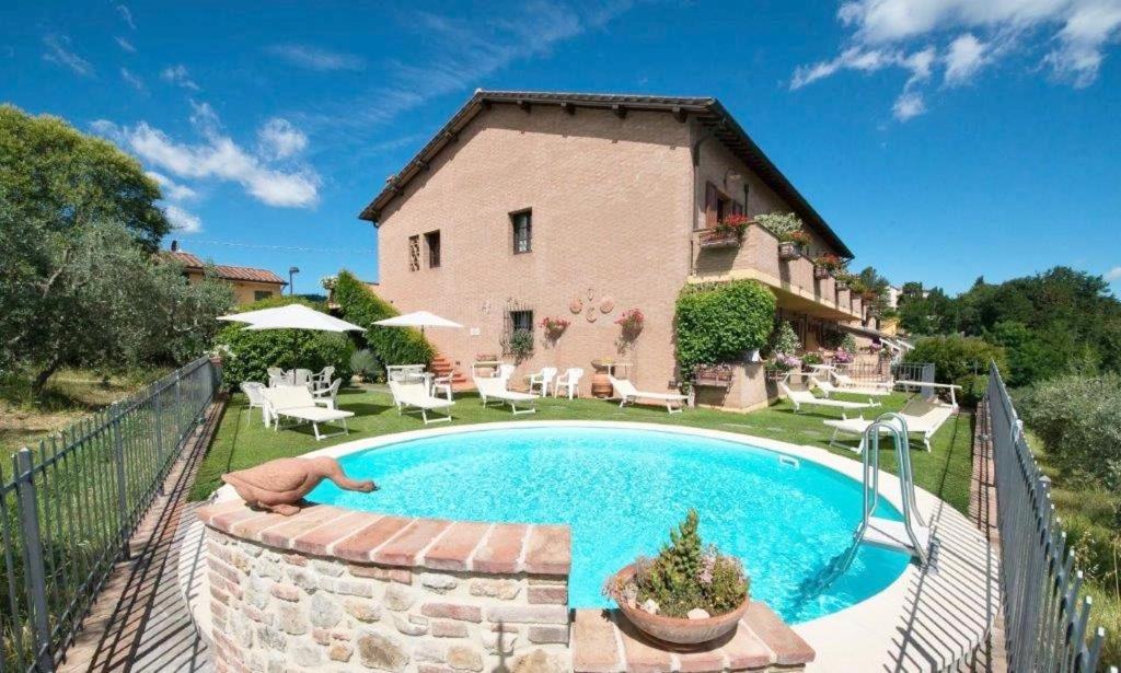 圣吉米纳诺ISA-Holiday-Home with swimming-pool in San Gimignano, apartments with air conditioning and private outdoor area的房屋前有游泳池的房子