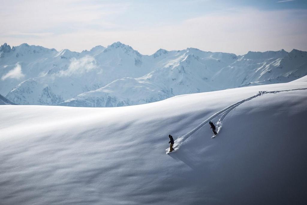 阿克1800Ski Arcs 1800 Ruitor的两个人在雪覆盖的山里滑雪
