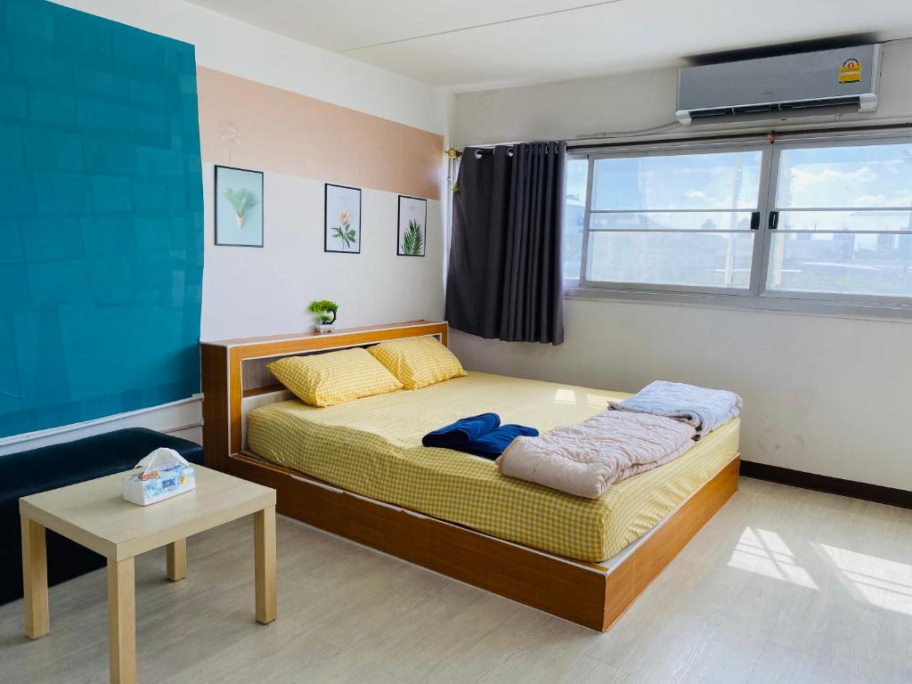 Thung Si KanCondo popular T8 fl.6的一间小卧室,配有床和窗户