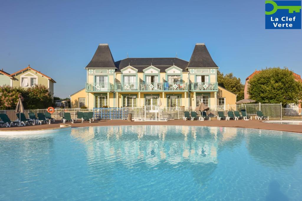 塔勒蒙Résidence Pierre & Vacances Le Domaine de Bourgenay的一座大房子,前面设有一个游泳池