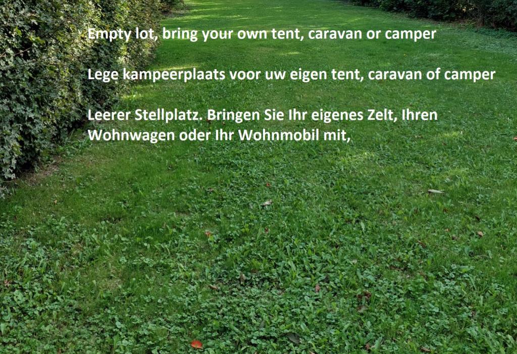 阿赫特克克Kampeerplaats Glamping Essenhof的草场上的标志,带有诗歌