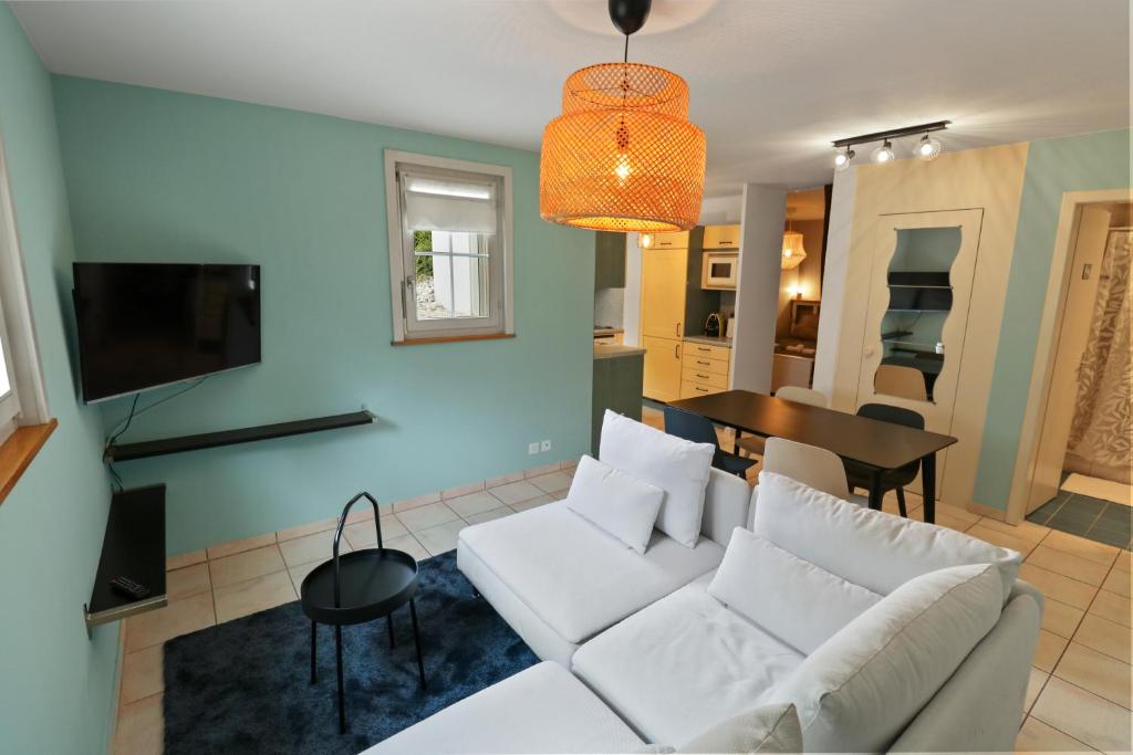 DomdidierAppartement paisible avec terrasse的客厅配有白色的沙发和桌子