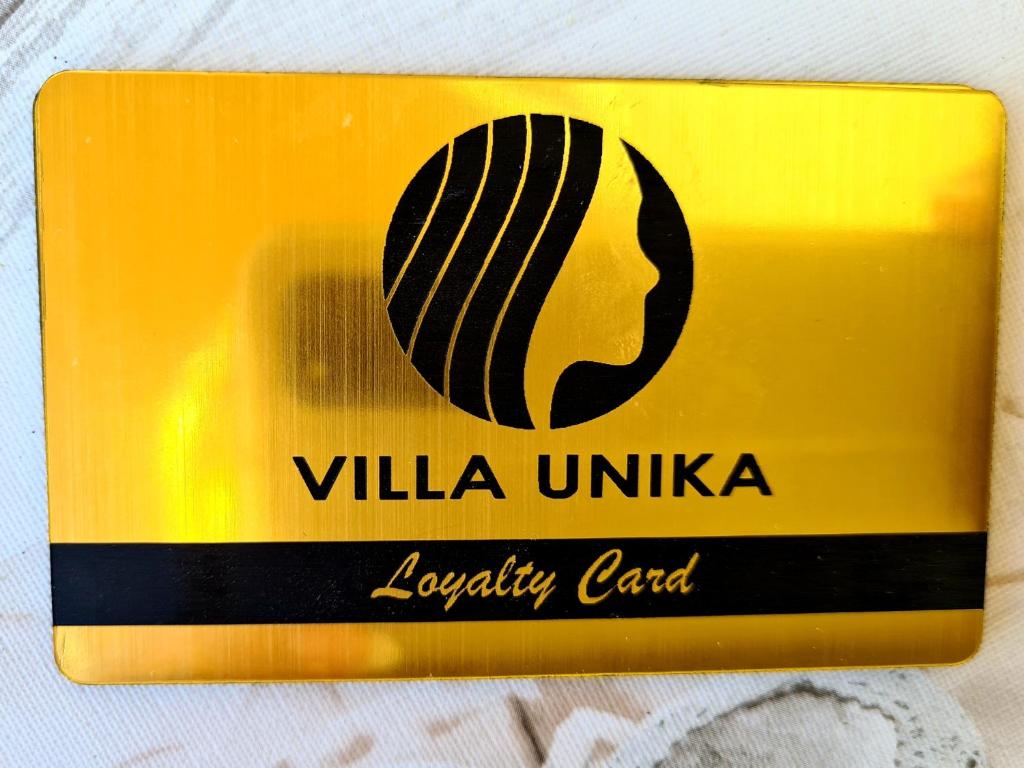奥赫里德Vila UNIKA的黄牌上写有维莱拉乌拉忠诚卡的标志