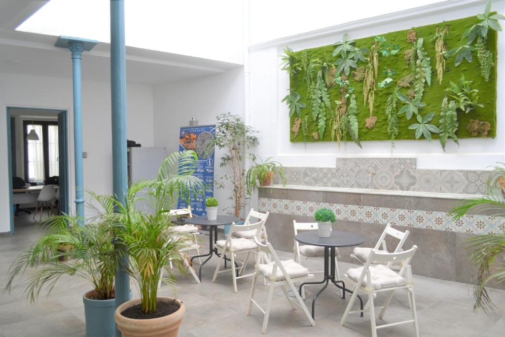 科尔多瓦SunShine Barroso Centro的一间设有桌椅的餐厅,种植了植物